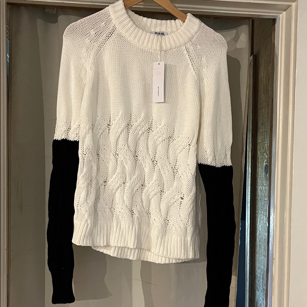 525 America White and Black Knit Sweater. Extra long sleeves *NEW*